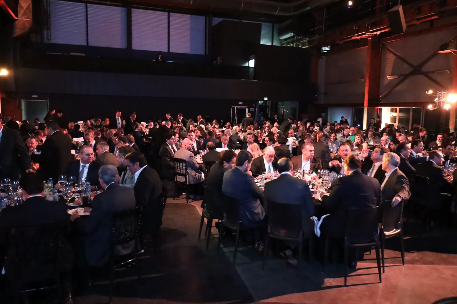 Cena de gala con cientos de asistentes
