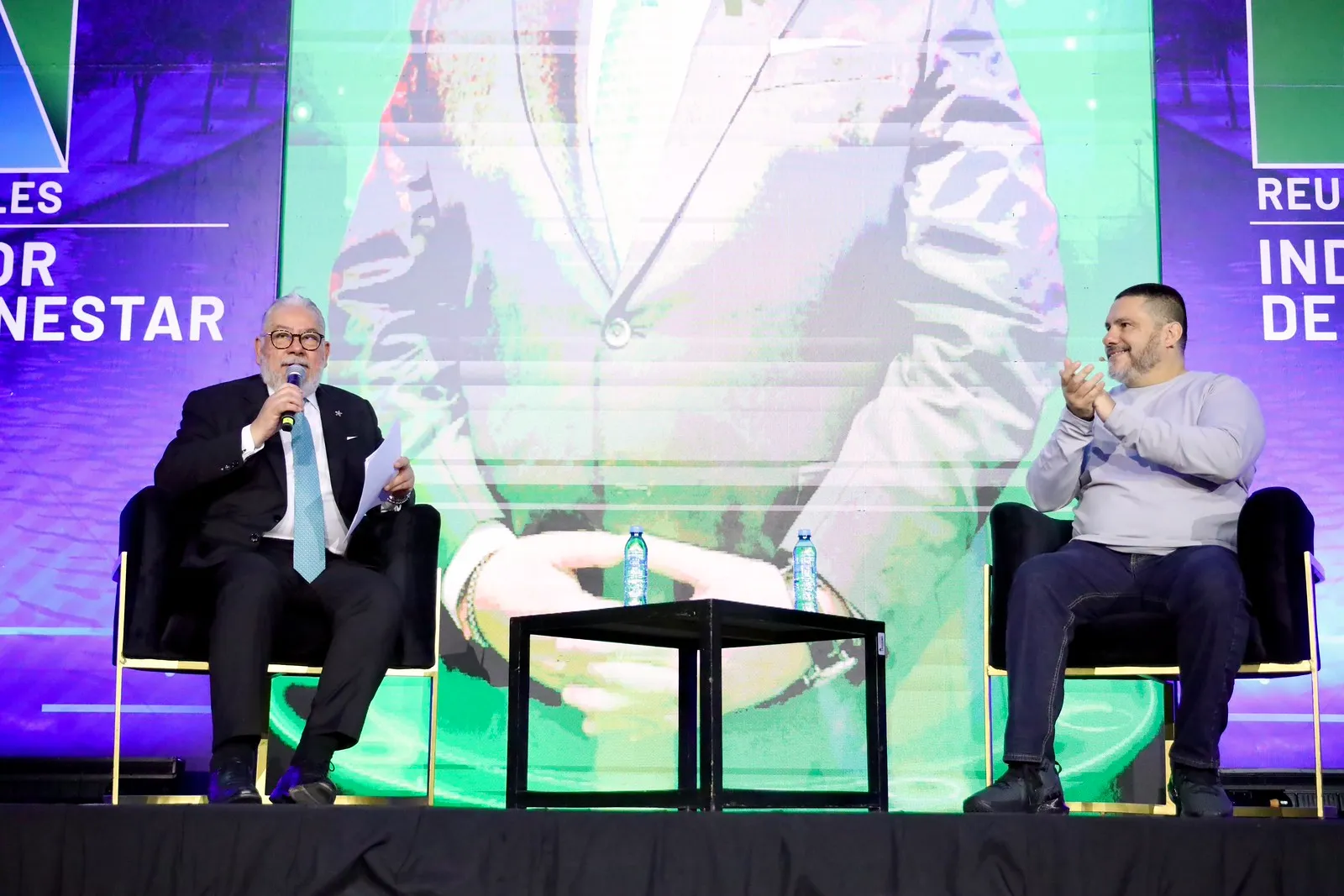 Charla entre dos ponentes en el escenario de la RAI 2024