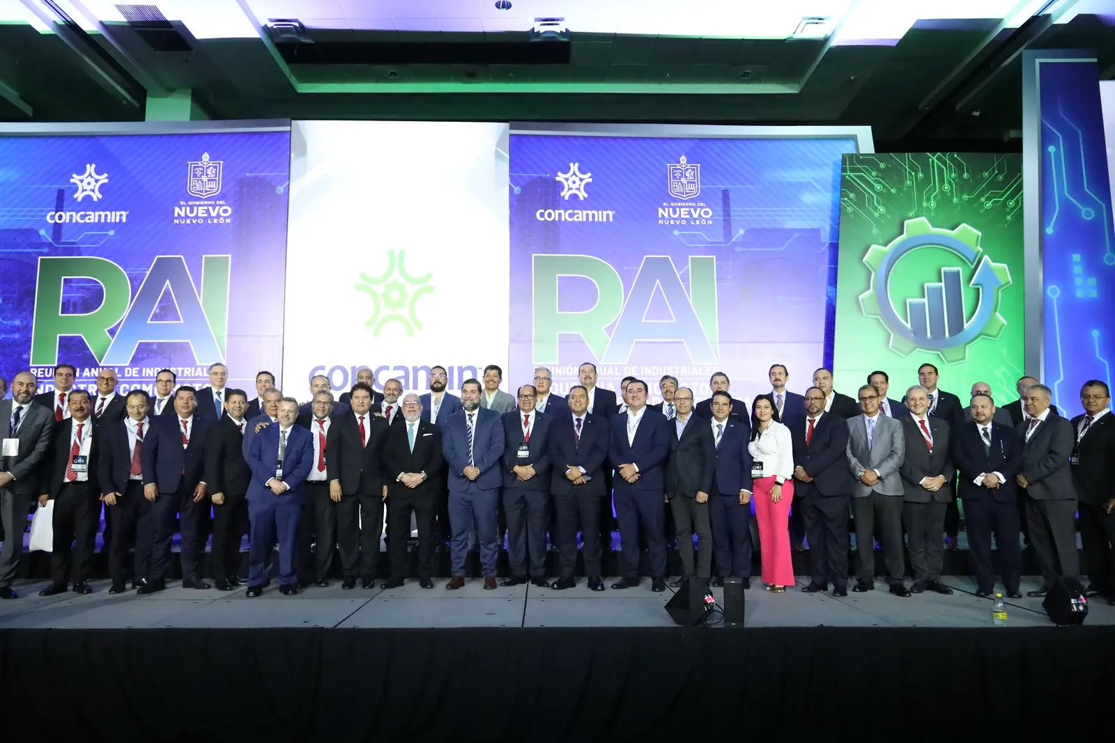 Foto oficial con los consejeros de CONCAMIN en el escenario