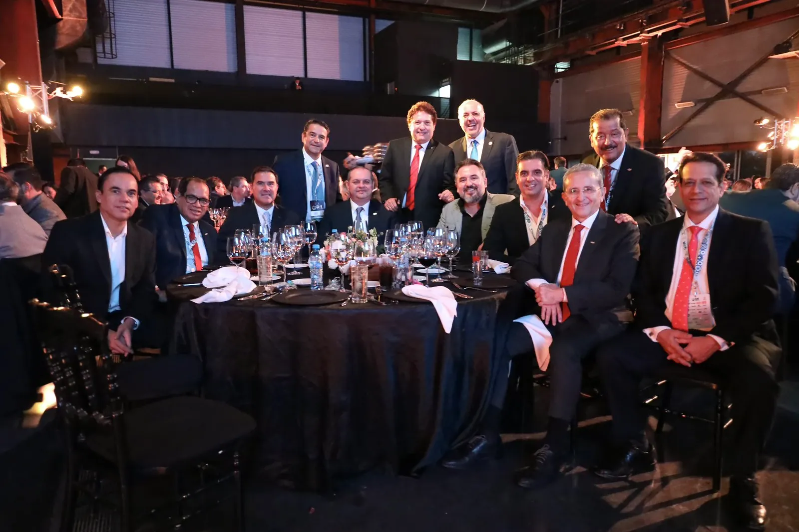 Mesa de industriales durante la cena