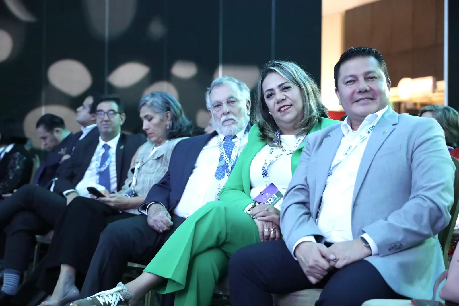 Asistentes sonriendo durante una sesión