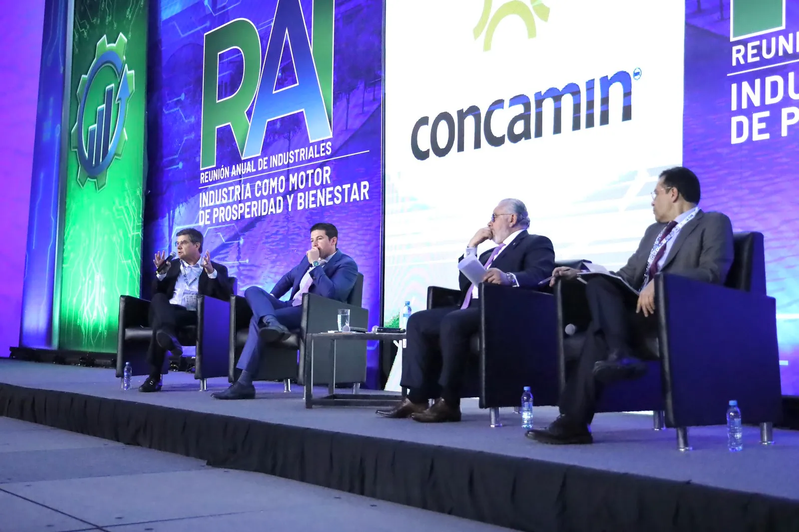 Panel en el escenario principal de la RAI 2024