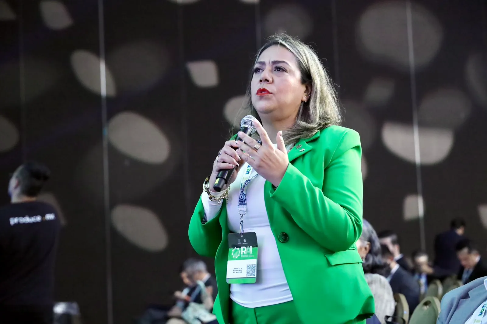 Asistente participando con una pregunta desde el público