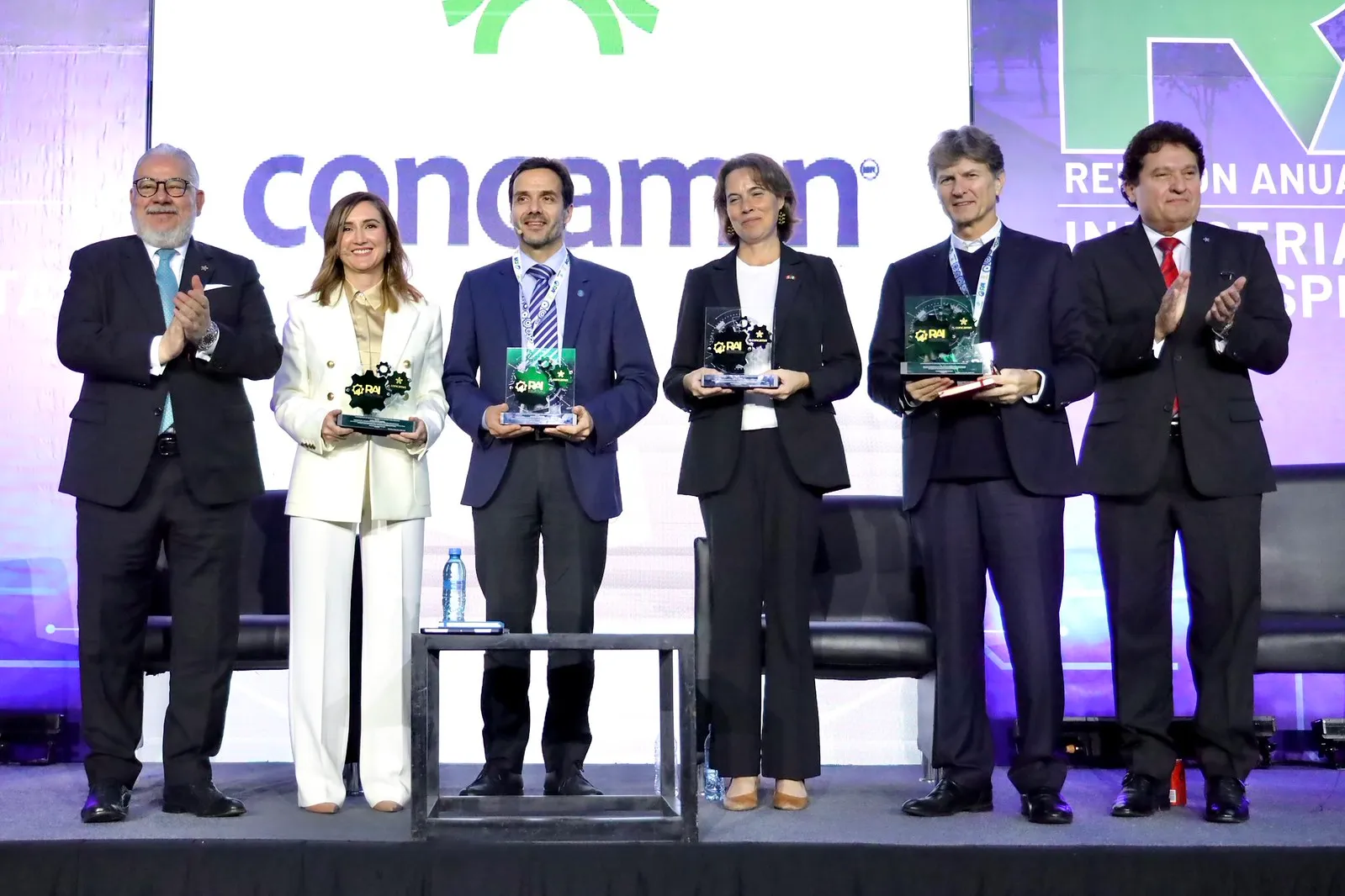 Entrega de reconocimientos a empresas ganadoras
